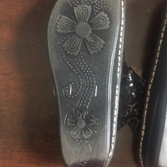 Donated*** White mountain mules in Black filigree and suede 8.5 - Picture 6 of 7